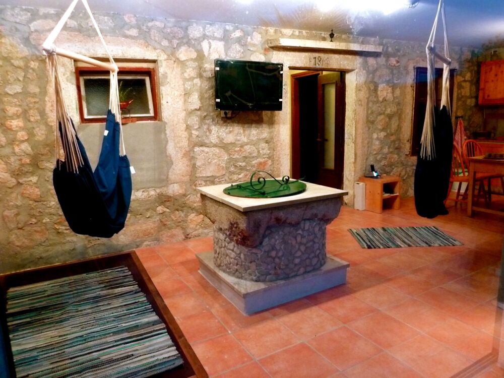 <p>Brunnen und Hängesessel</p> <p>Brunnen und Hängesessel</p>