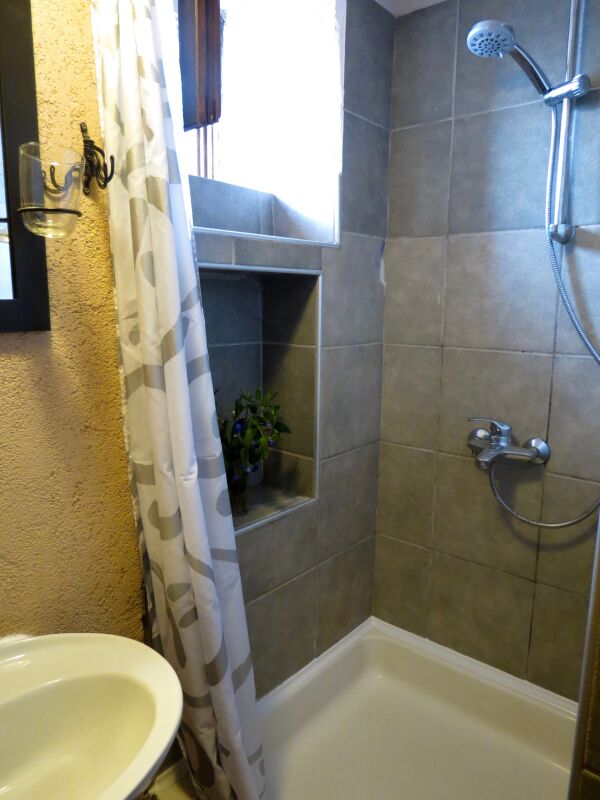 <p>Bad mit Dusche</p> <p>Bad mit Dusche</p>