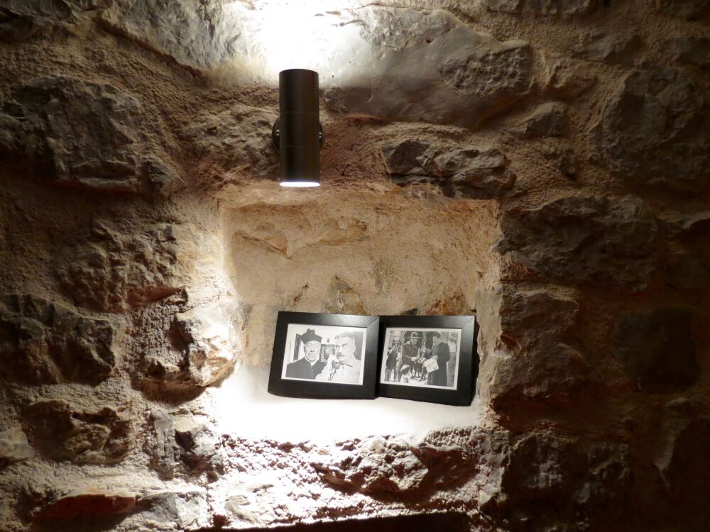 <p>Nische im Schlafzimmer mit Don Camillo und Peppone</p> <p>Nische im Schlafzimmer mit Don Camillo und Peppone</p>