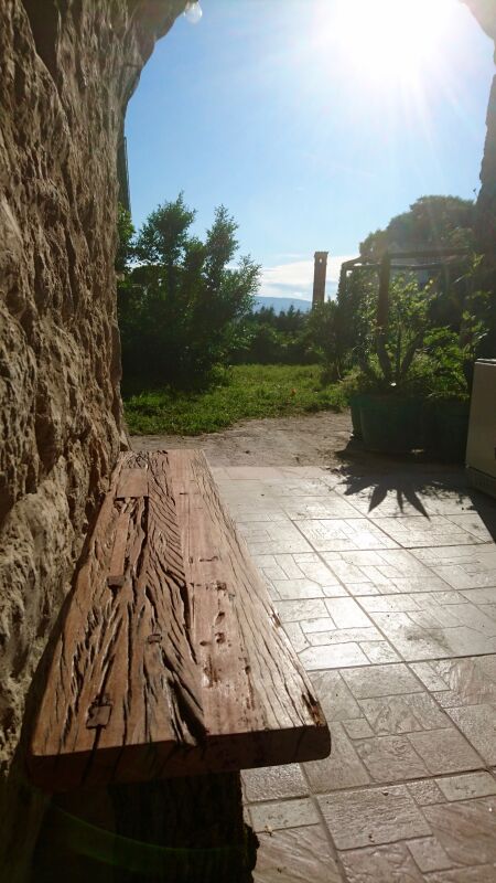 <p>Sitzbank mit Blick auf Garten und Meer</p> <p>Sitzbank mit Blick auf Garten und Meer</p>