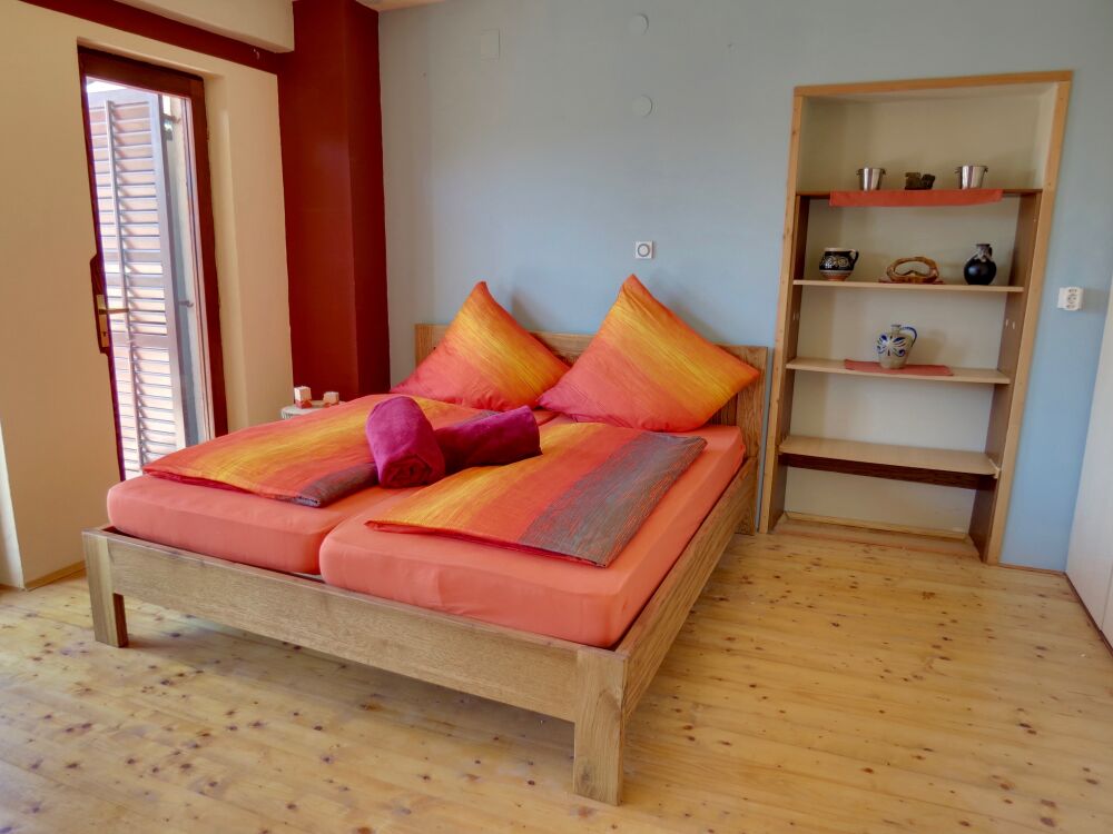 <p>Regal neben Doppelbett</p> <p>Regal neben Doppelbett</p>