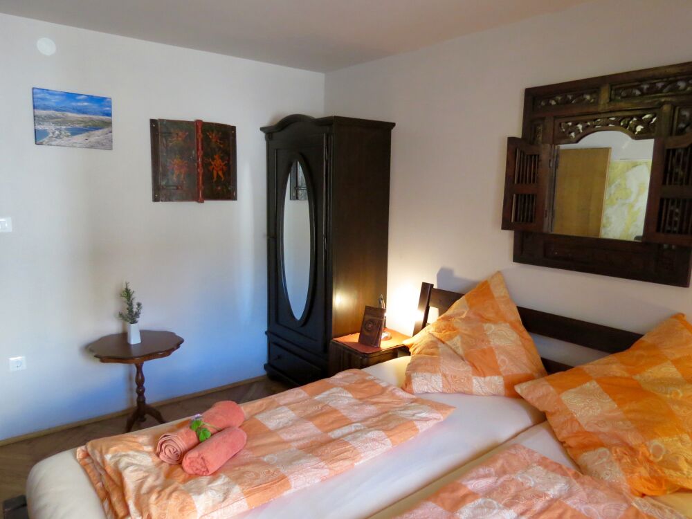 <p>kleines Schlafzimmer mit Blick zur Tür</p> <p>kleines Schlafzimmer mit Blick zur Tür</p>