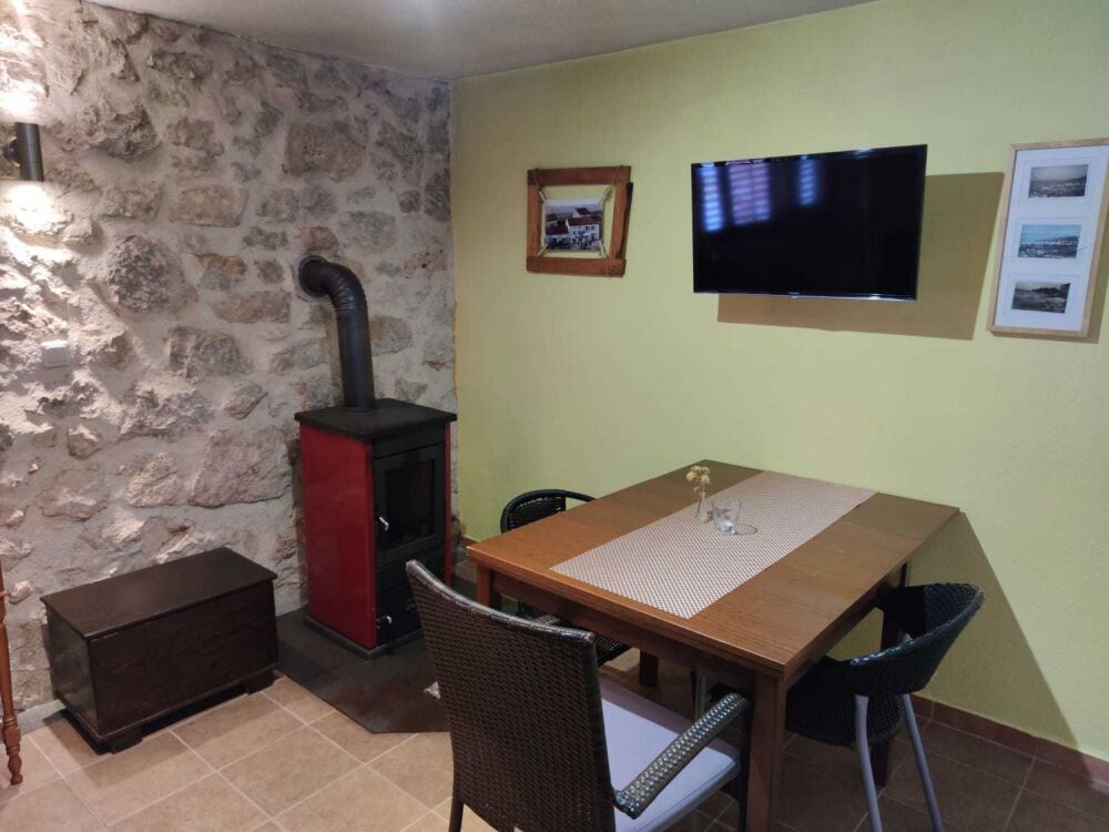 <p>die 2015 freigelegte über 500 Jahre alte Steinwand mit bequemer Ausziehcouch.</p> <p>die 2015 freigelegte über 500 Jahre alte Steinwand mit bequemer Ausziehcouch.</p>