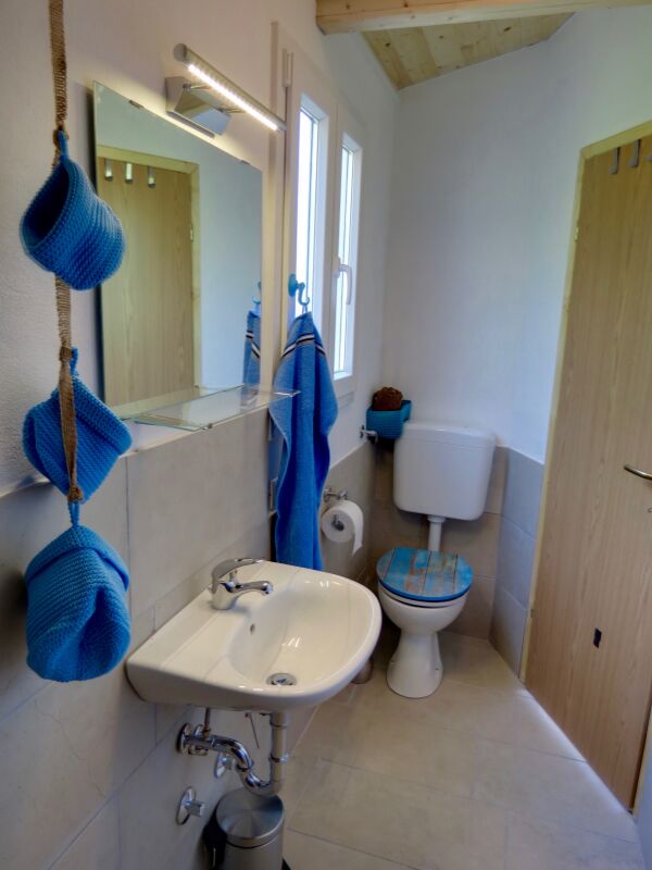 <p>Waschbecken und Toilette</p> <p>Waschbecken und Toilette</p>