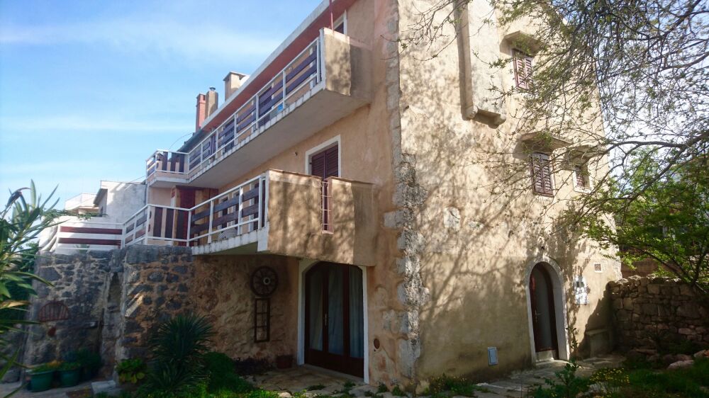 <p>Blick von der Einfahrt auf den Turmpalais</p> <p>Blick von der Einfahrt auf den Turmpalais</p>