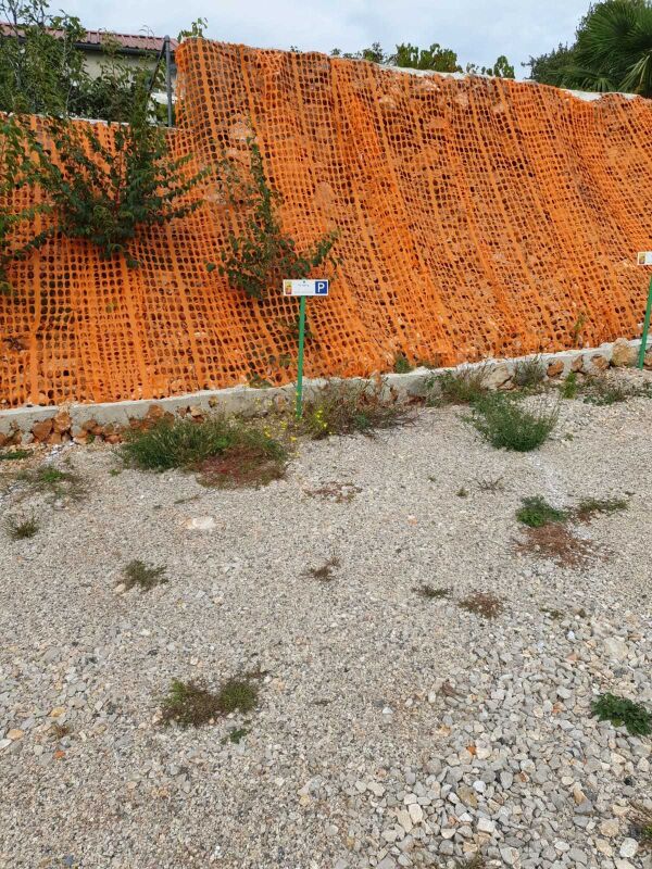 <p>eigener Parkplatz hinter dem historischen Stall</p> <p>eigener Parkplatz hinter dem historischen Stall</p>