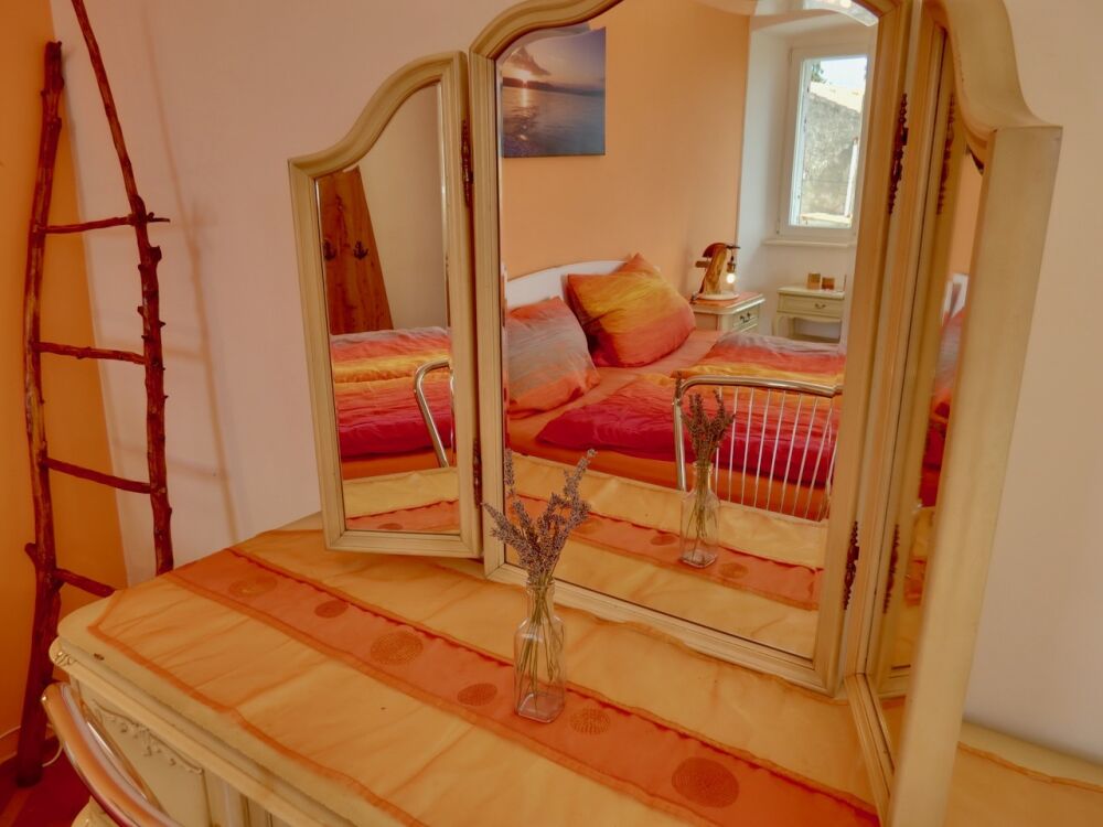 <p>Schlafzimmer - Master Bedroom - historischer Spiegelschrank</p> <p>Schlafzimmer - Master Bedroom - historischer Spiegelschrank</p>