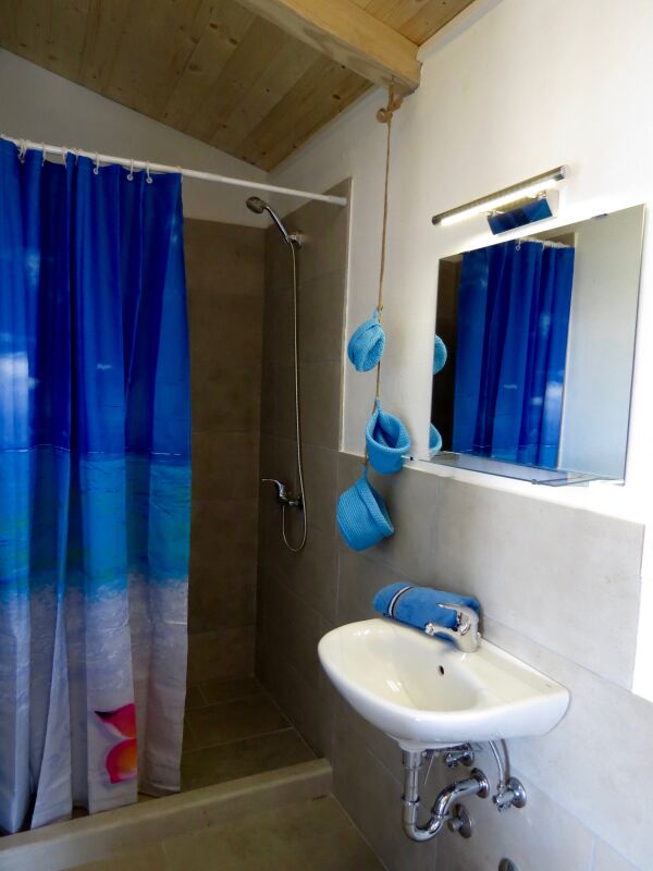 <p>Bad mit Dusche aus Naturstein</p> <p>Bad mit Dusche aus Naturstein</p>