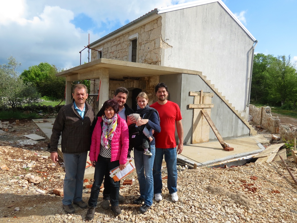 <p>Familie Reithmair vor dem fast fertigen Rohbau</p> <p>Familie Reithmair vor dem fast fertigen Rohbau</p>