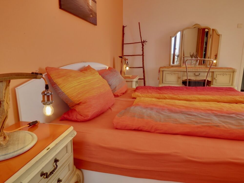 <p>Schlafzimmer - Master Bedroom - farblich abgestimmt auf die Farben des Sonnenuntergangs</p> <p>Schlafzimmer - Master Bedroom - farblich abgestimmt auf die Farben des Sonnenuntergangs</p>