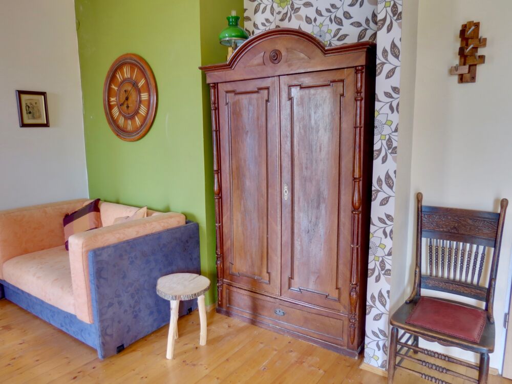 <p>alter Schrank und ausziehbares Schlafsofa</p> <p>alter Schrank und ausziehbares Schlafsofa</p>