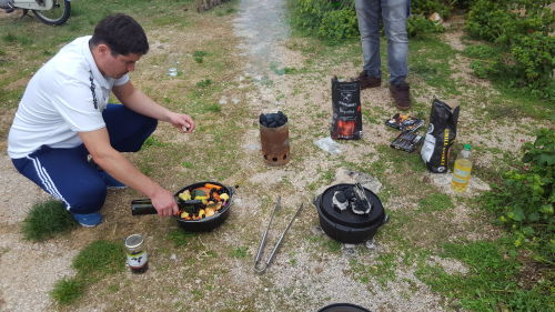 2 Pekas (Lamm und Kalb), die wir in 2 Dutch Oven zubereitet haben