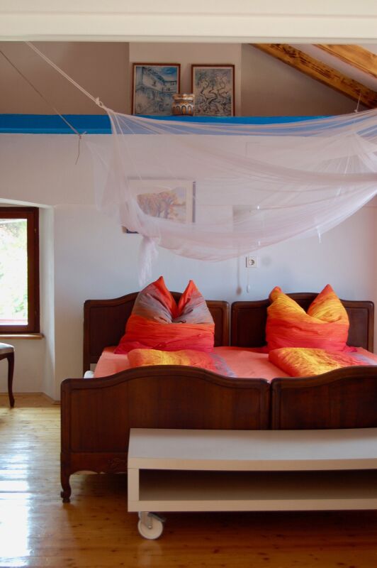 <p>Doppelbett mit Moskitonetz</p> <p>Doppelbett mit Moskitonetz</p>