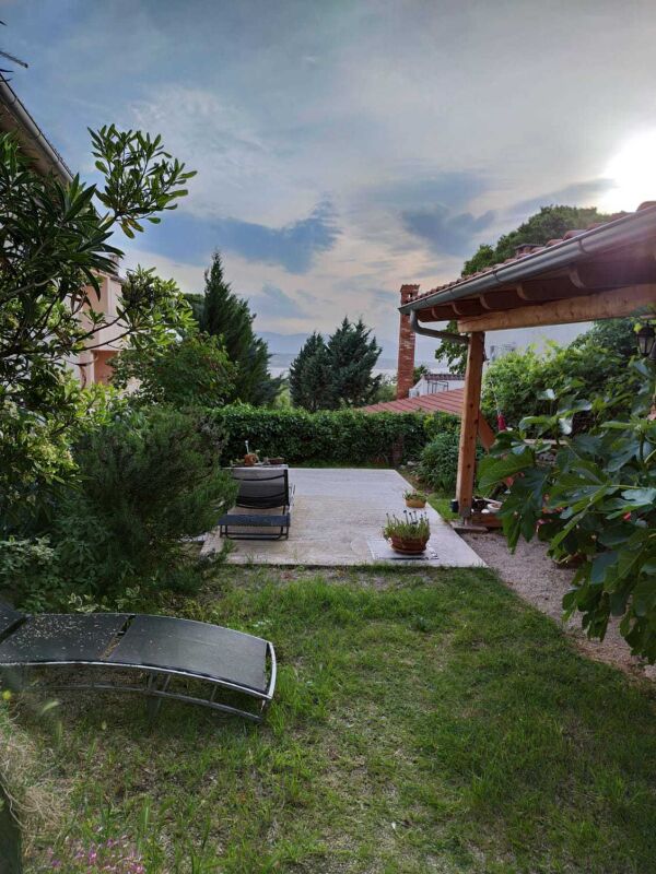 <p>Garten mit bequemen Liegen</p> <p>Garten mit bequemen Liegen</p>