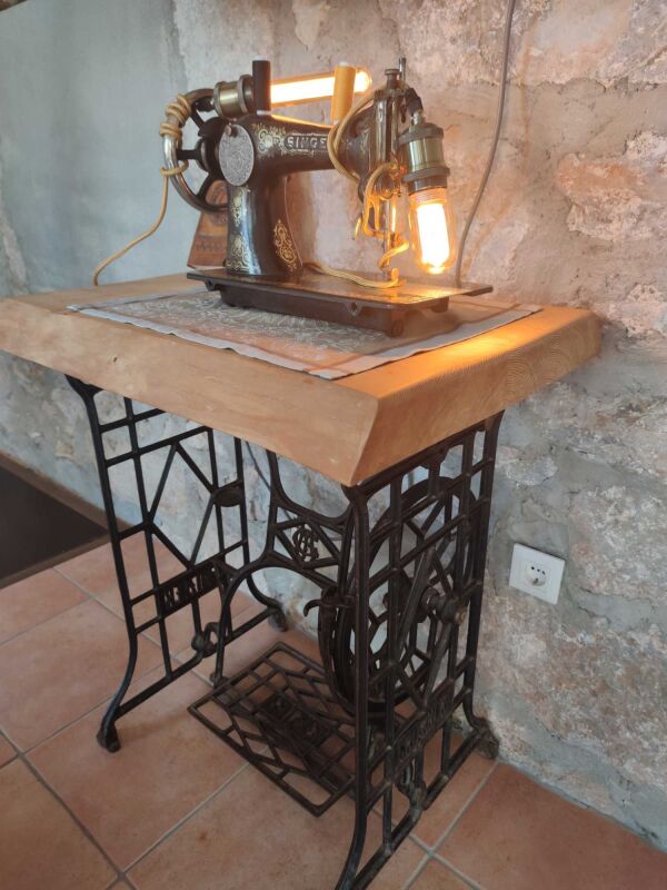 <p>Nähmaschinenlampe</p> <p>Nähmaschinenlampe</p>