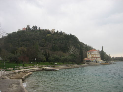 Kroatien Omisalj Blick vom Meer auf den HÃ¼gel der Altstadt