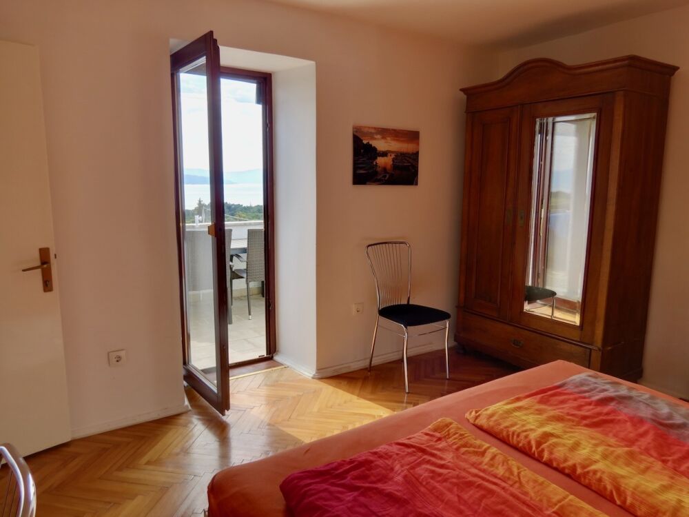 <p>Schlafzimmer - Master Bedroom antiker Schrank und Meerblick</p> <p>Schlafzimmer - Master Bedroom antiker Schrank und Meerblick</p>