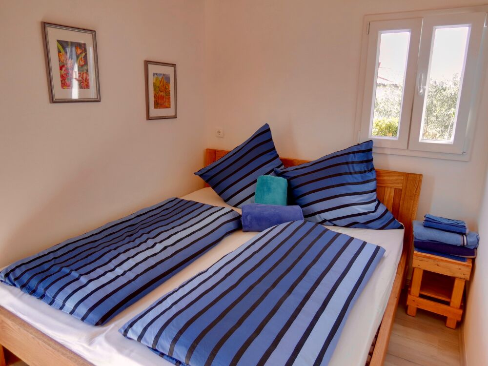 <p>großes Schlafzimmer mit Doppelbett aus massiver Eiche</p> <p>großes Schlafzimmer mit Doppelbett aus massiver Eiche</p>