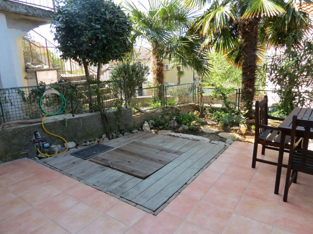 <p>Teil des Gartens mit Holzdeck und Kräuterbeet</p> <p>Teil des Gartens mit Holzdeck und Kräuterbeet</p>