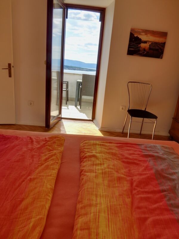 <p>Schlafzimmer - Master Bedroom mit Meerblick vom Bett</p> <p>Schlafzimmer - Master Bedroom mit Meerblick vom Bett</p>