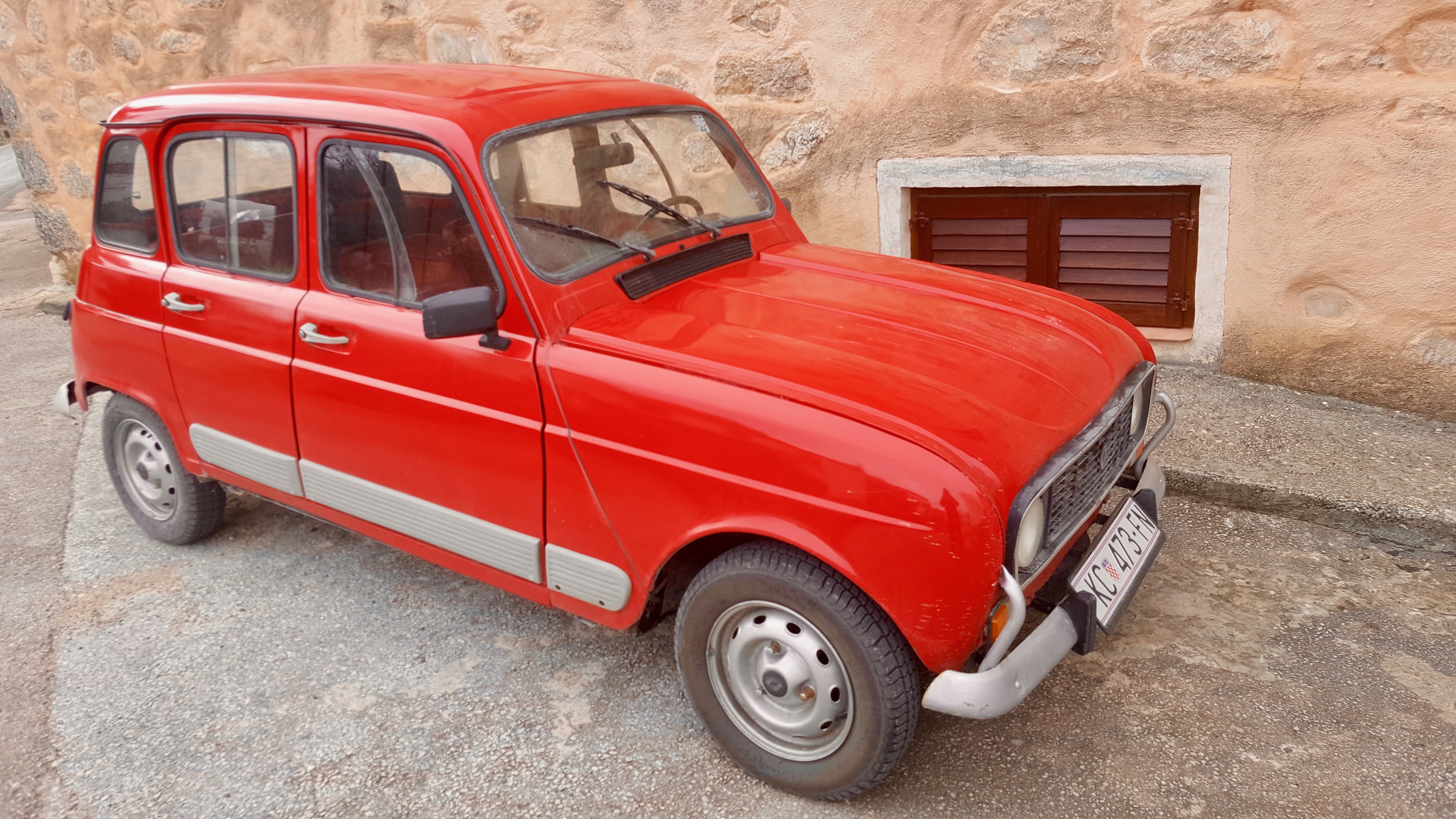 <p>Oldtimer Renault R4 für Transfers (Bus, Flughafen, Wandern, etc) und als Gefährt für unseren Gästebetreuer</p> <p>Oldtimer Renault R4 für Transfers (Bus, Flughafen, Wandern, etc) und als Gefährt für unseren Gästebetreuer</p>