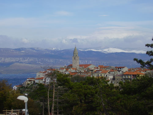 Blick auf Vrbnik im Winter