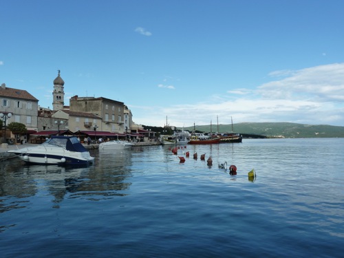 Krk Stadt vom Hafen aus